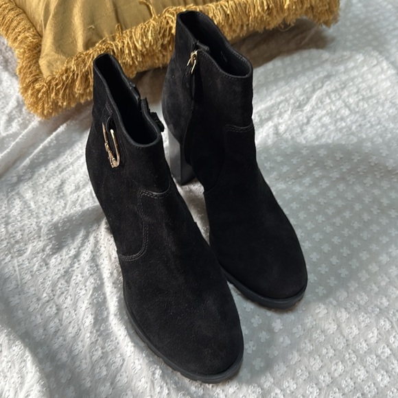 Tory Burch Sofia Lug Sole Black Suede Bootie size 8.5 - Picture 13 of 16